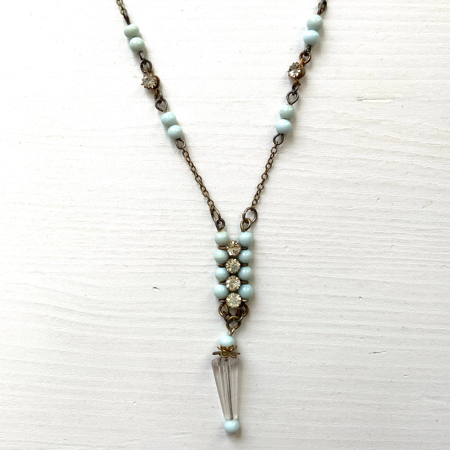 Art Deco vintage necklace featuring powder blue glass beads and rhinestones. パウダーブルーのグラスビーズとラインストーンを使用したアールデコのヴィンテージネックレス。