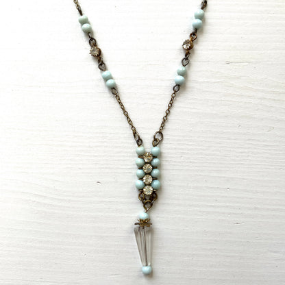 Art Deco vintage necklace featuring powder blue glass beads and rhinestones. パウダーブルーのグラスビーズとラインストーンを使用したアールデコのヴィンテージネックレス。