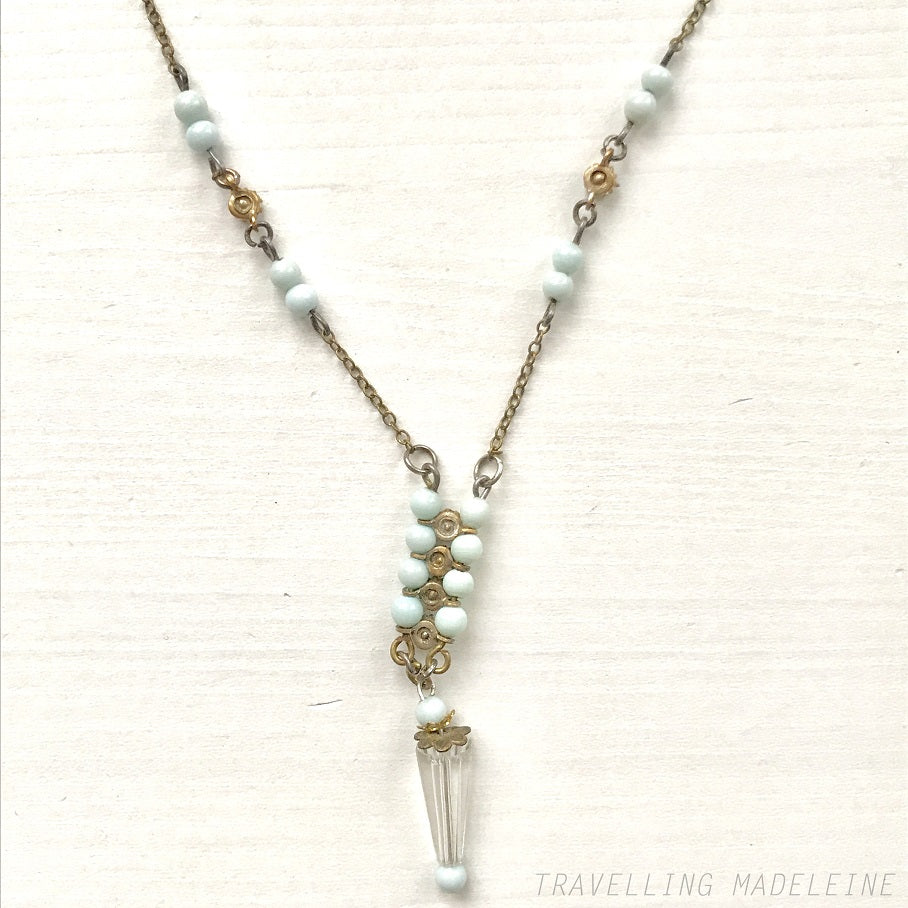 Art Deco vintage necklace featuring powder blue glass beads and rhinestones. パウダーブルーのグラスビーズとラインストーンを使用したアールデコのヴィンテージネックレス。
