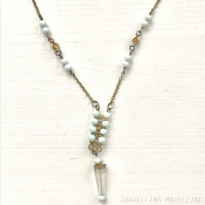 Art Deco vintage necklace featuring powder blue glass beads and rhinestones. パウダーブルーのグラスビーズとラインストーンを使用したアールデコのヴィンテージネックレス。