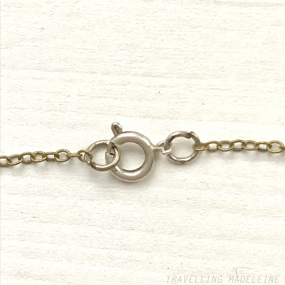 Art Deco vintage necklace featuring powder blue glass beads and rhinestones. パウダーブルーのグラスビーズとラインストーンを使用したアールデコのヴィンテージネックレス。