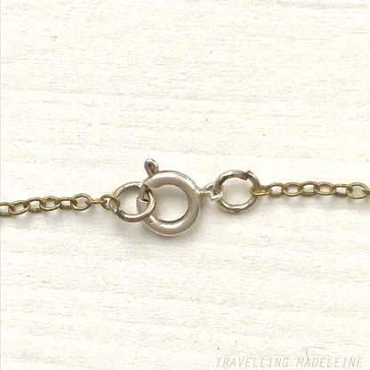 Art Deco vintage necklace featuring powder blue glass beads and rhinestones. パウダーブルーのグラスビーズとラインストーンを使用したアールデコのヴィンテージネックレス。