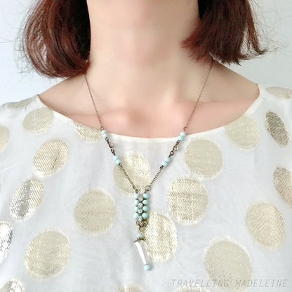 Art Deco vintage necklace featuring powder blue glass beads and rhinestones. パウダーブルーのグラスビーズとラインストーンを使用したアールデコのヴィンテージネックレス。