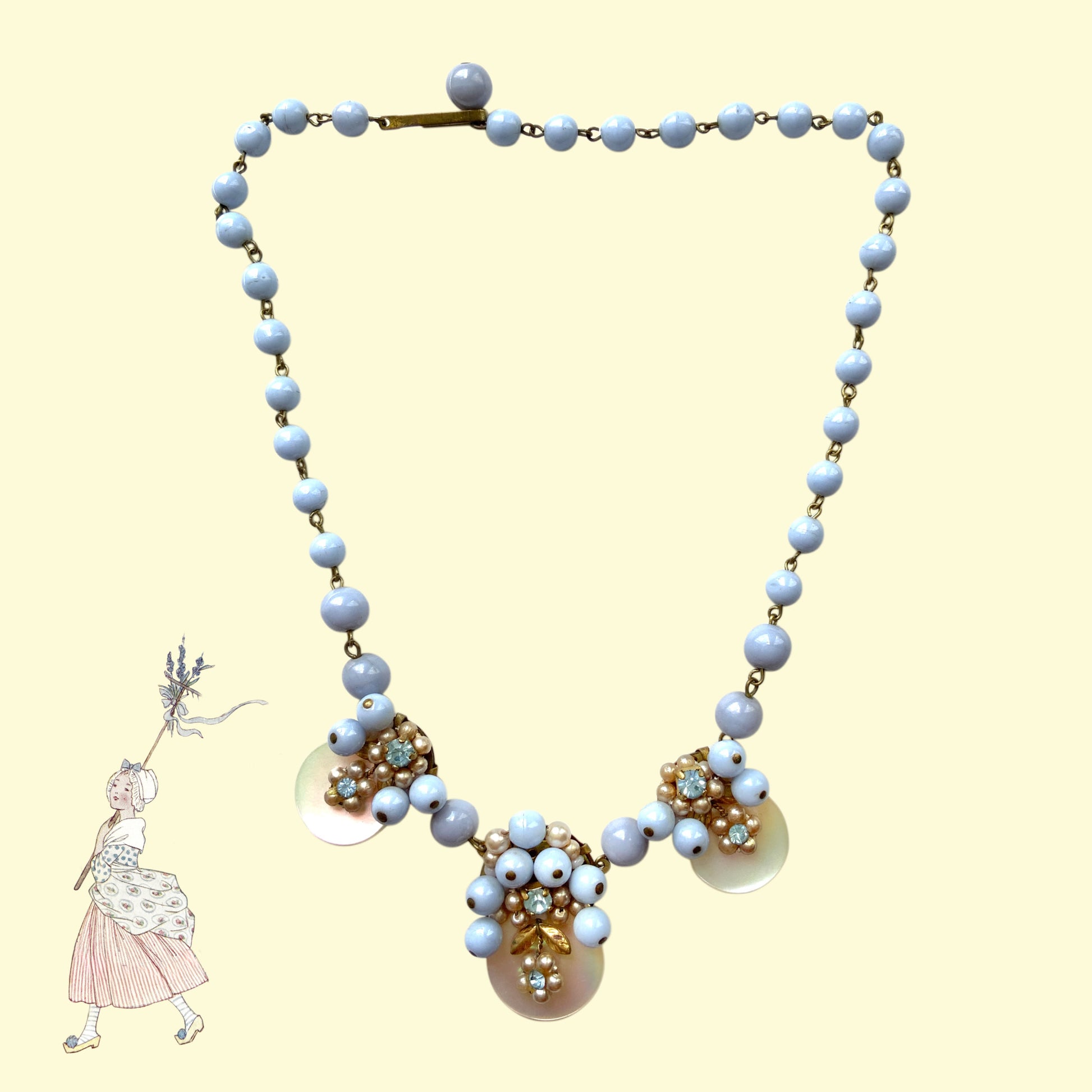 Vintage 1950s necklace featuring baby blue glass beads. ベビーブルーグラスを使用した1950年代のヴィンテージネックレス。