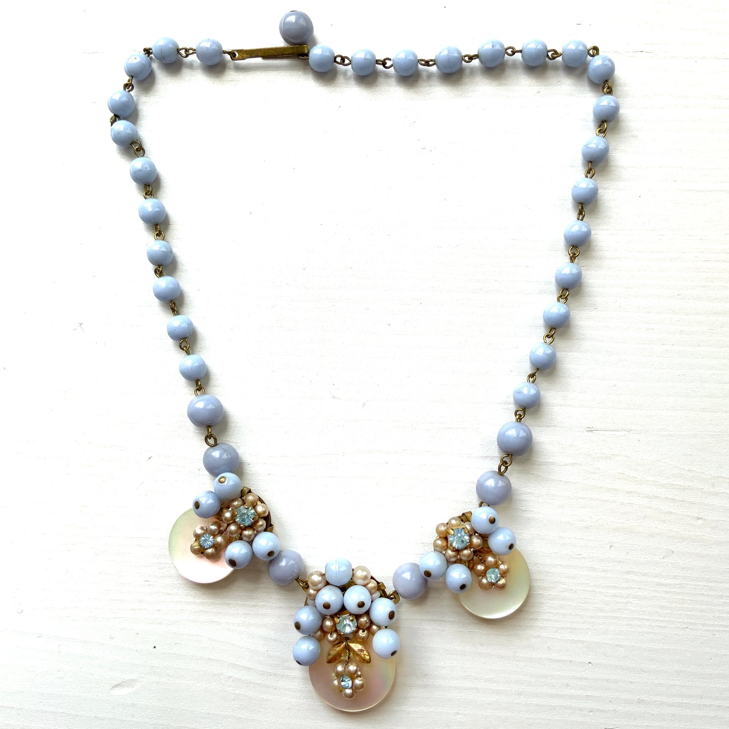 Vintage 1950s necklace featuring baby blue glass beads. ベビーブルーグラスを使用した1950年代のヴィンテージネックレス。