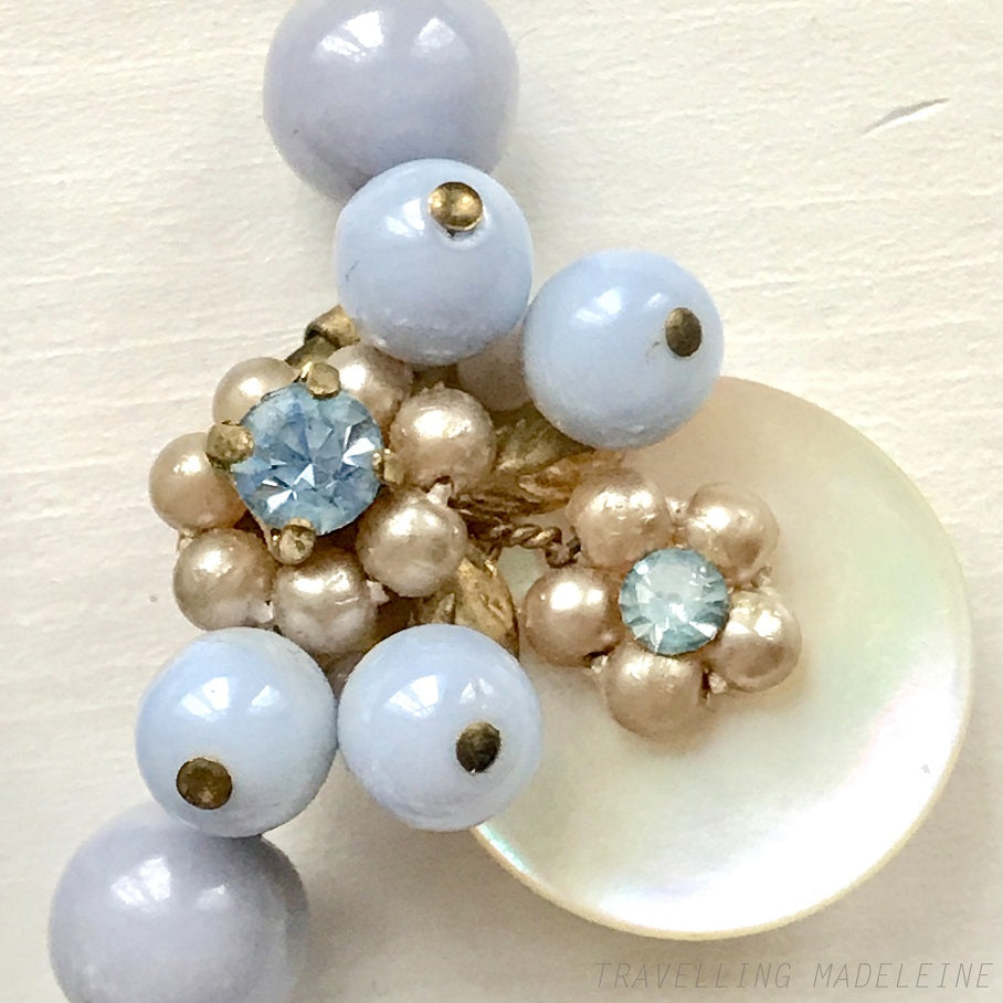 Vintage 1950s necklace featuring baby blue glass beads. ベビーブルーグラスを使用した1950年代のヴィンテージネックレス。