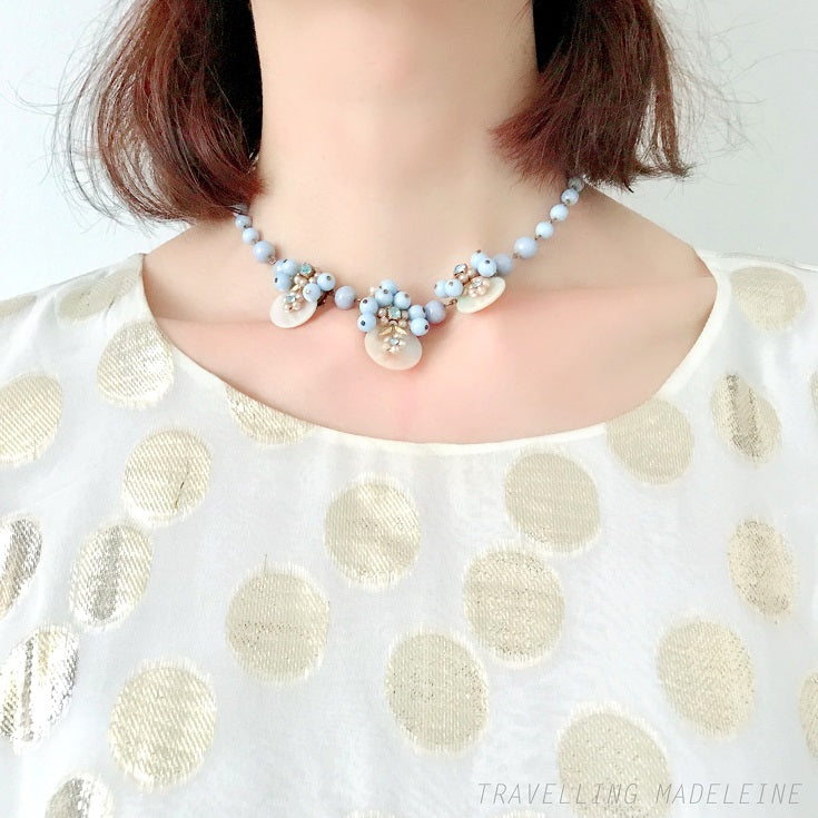 Vintage 1950s necklace featuring baby blue glass beads. ベビーブルーグラスを使用した1950年代のヴィンテージネックレス。