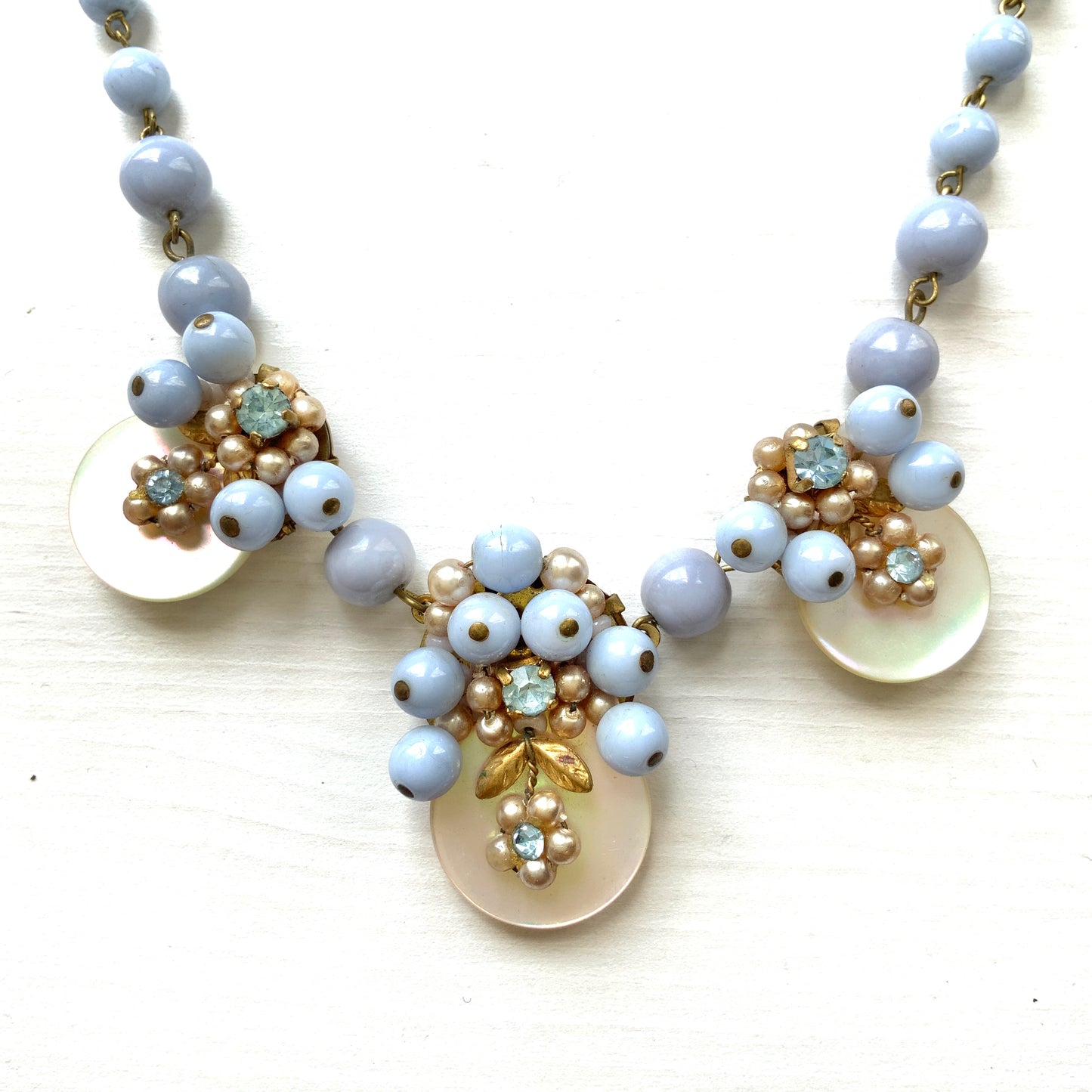 Vintage 1950s necklace featuring baby blue glass beads. ベビーブルーグラスを使用した1950年代のヴィンテージネックレス。