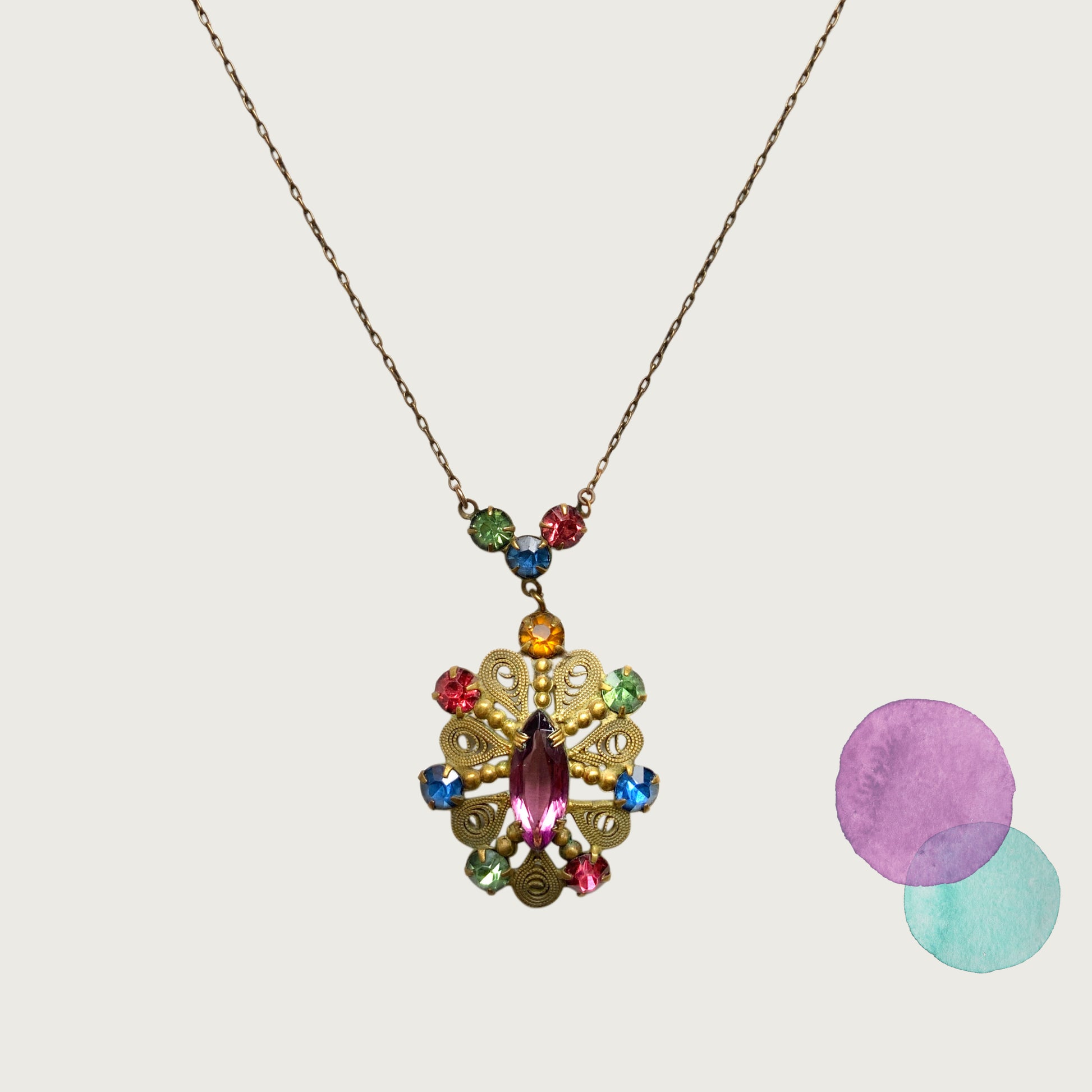 An Art Deco vintage necklace adorned with colourful rhinestones. カラフルなラインストーンがあしらわれた、アールデコのヴィンテージネックレス。