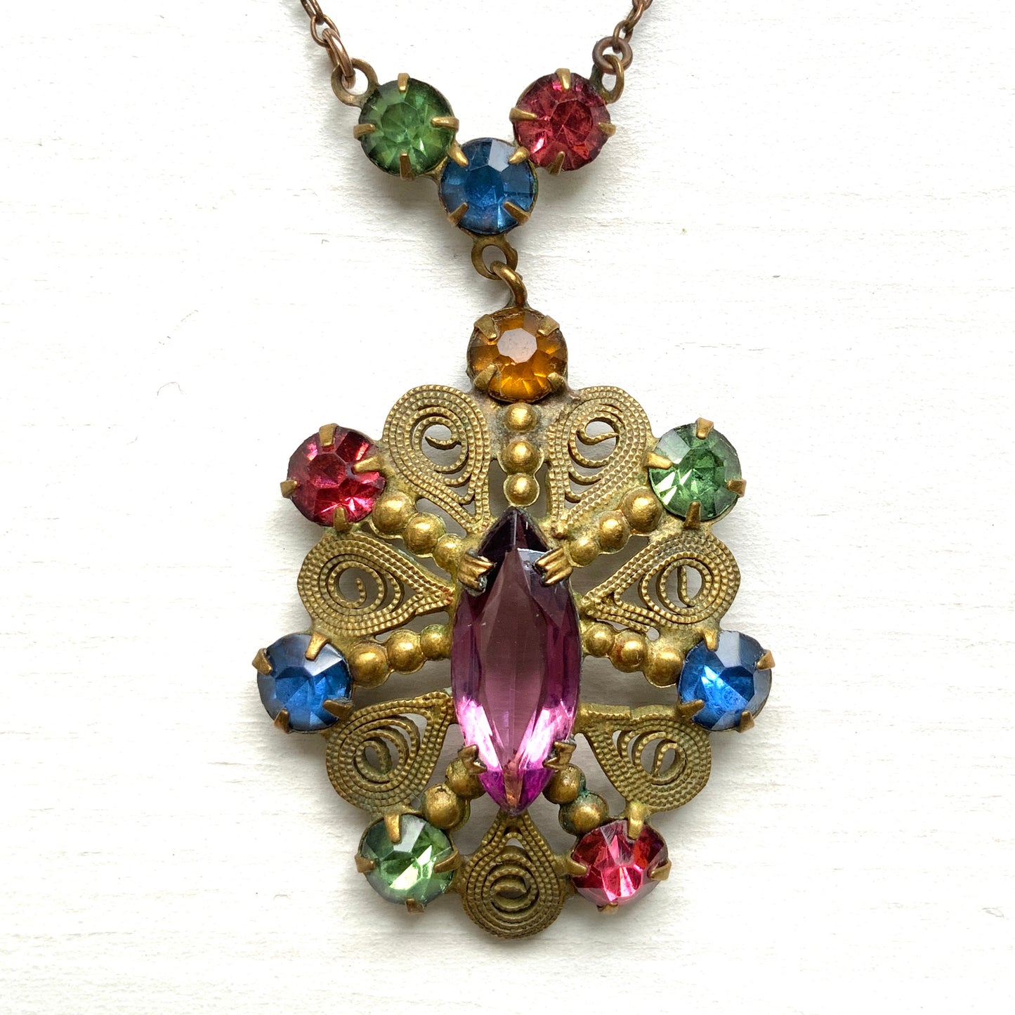 An Art Deco vintage necklace adorned with colourful rhinestones. カラフルなラインストーンがあしらわれた、アールデコのヴィンテージネックレス。