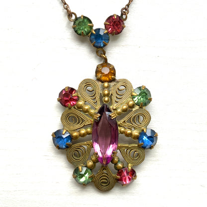 An Art Deco vintage necklace adorned with colourful rhinestones. カラフルなラインストーンがあしらわれた、アールデコのヴィンテージネックレス。
