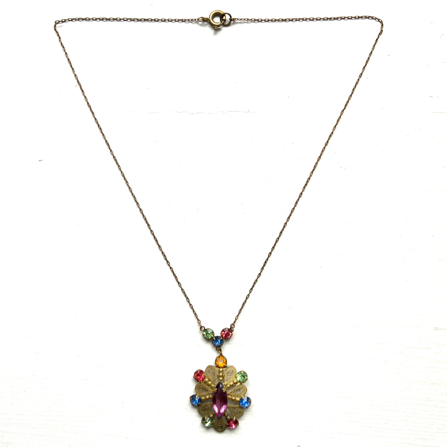 An Art Deco vintage necklace adorned with colourful rhinestones. カラフルなラインストーンがあしらわれた、アールデコのヴィンテージネックレス。