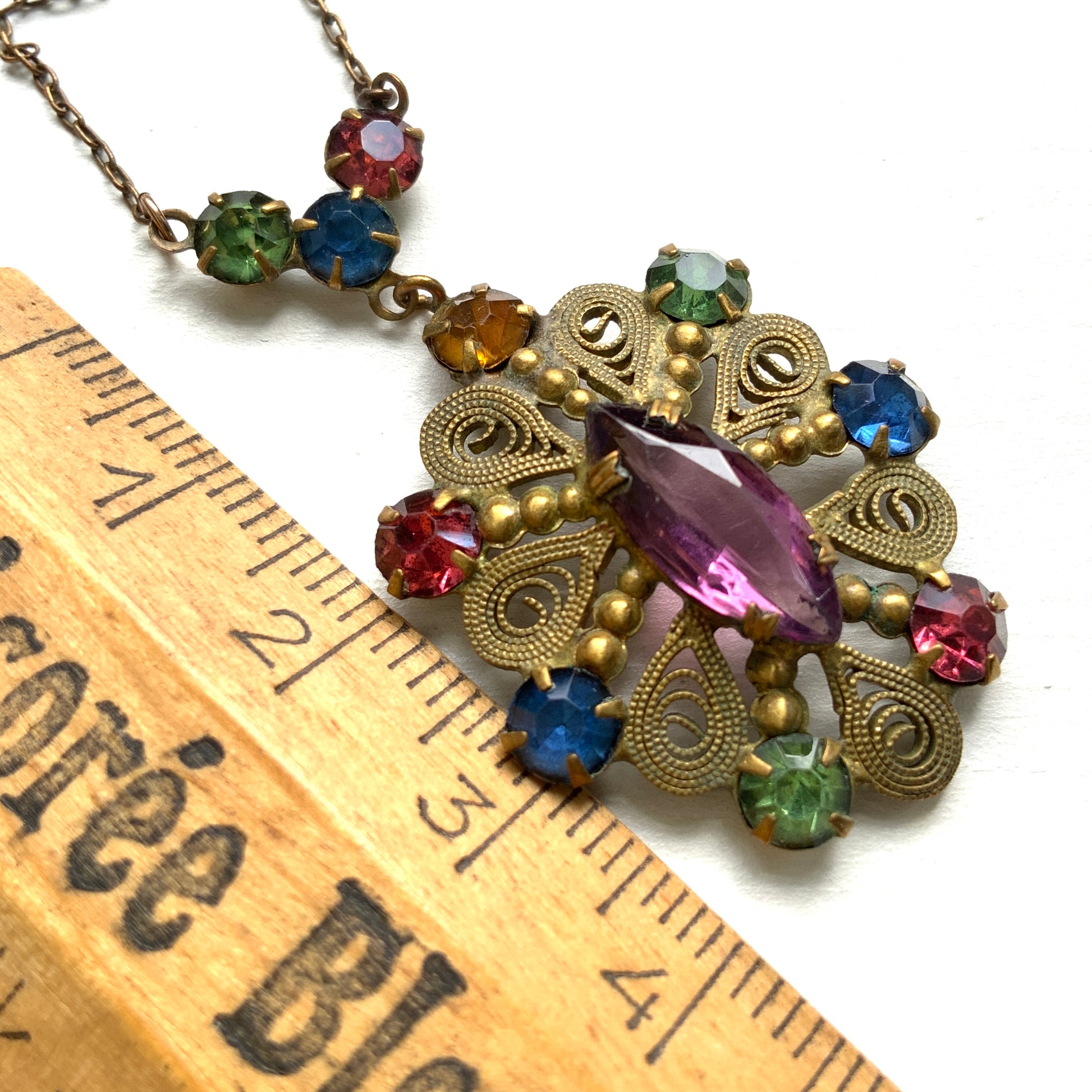 An Art Deco vintage necklace adorned with colourful rhinestones. カラフルなラインストーンがあしらわれた、アールデコのヴィンテージネックレス。