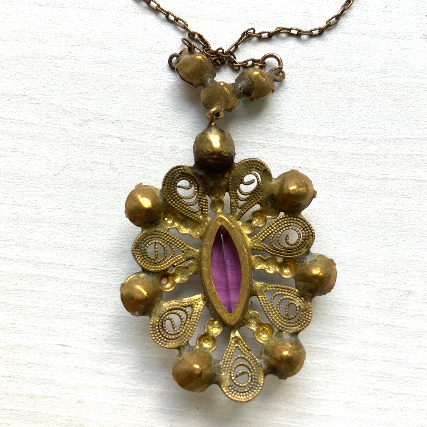 An Art Deco vintage necklace adorned with colourful rhinestones. カラフルなラインストーンがあしらわれた、アールデコのヴィンテージネックレス。