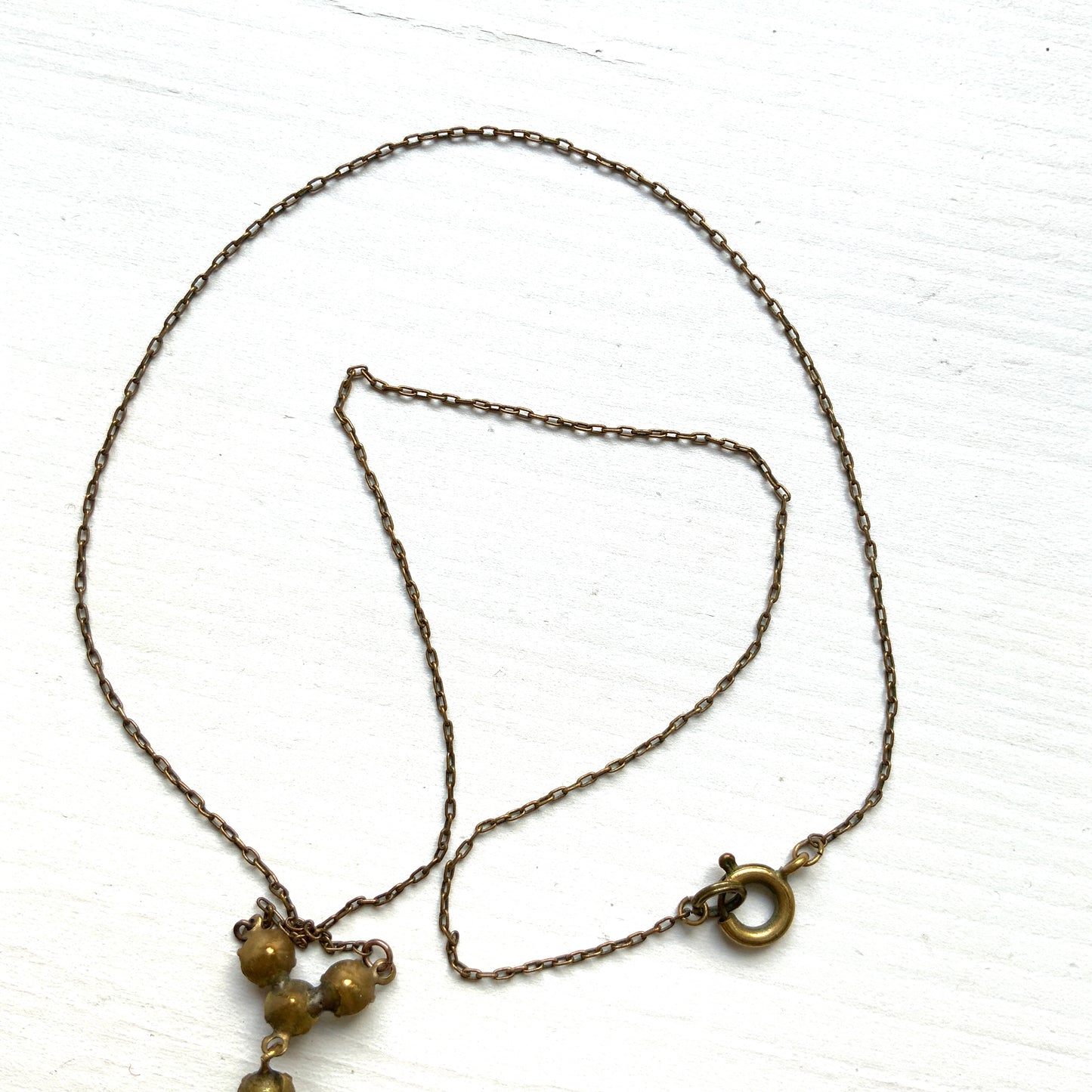 An Art Deco vintage necklace adorned with colourful rhinestones. カラフルなラインストーンがあしらわれた、アールデコのヴィンテージネックレス。