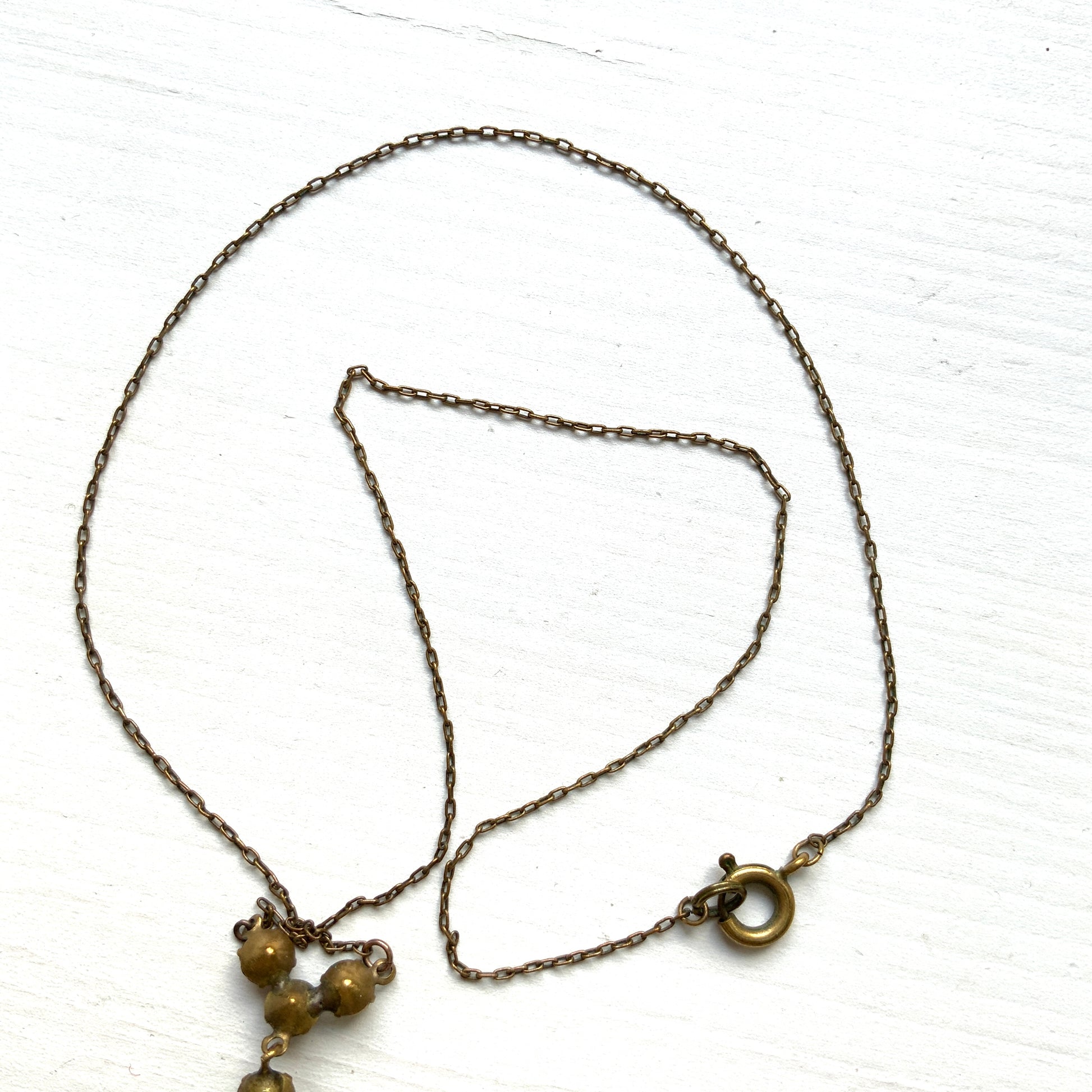 An Art Deco vintage necklace adorned with colourful rhinestones. カラフルなラインストーンがあしらわれた、アールデコのヴィンテージネックレス。