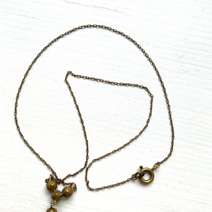 An Art Deco vintage necklace adorned with colourful rhinestones. カラフルなラインストーンがあしらわれた、アールデコのヴィンテージネックレス。