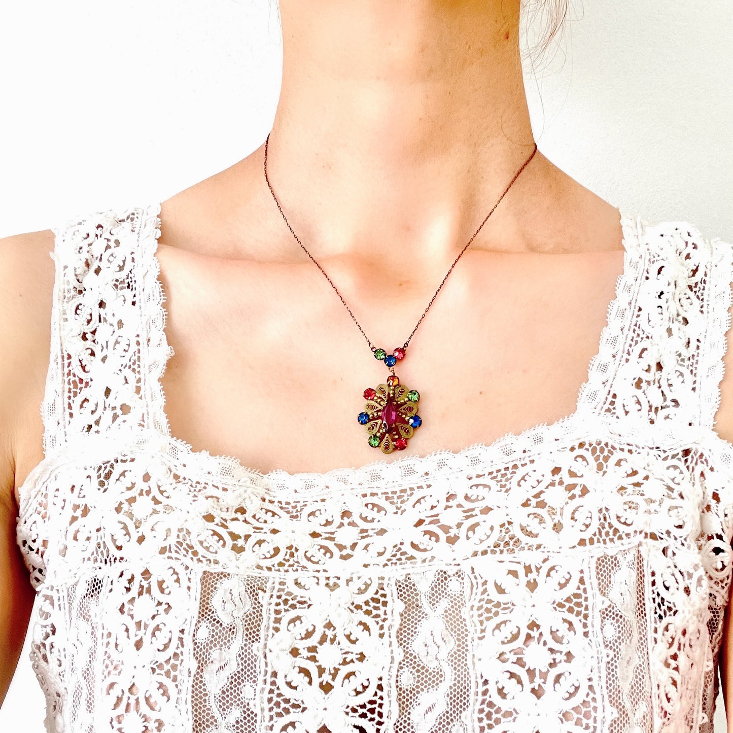 An Art Deco vintage necklace adorned with colourful rhinestones. カラフルなラインストーンがあしらわれた、アールデコのヴィンテージネックレス。