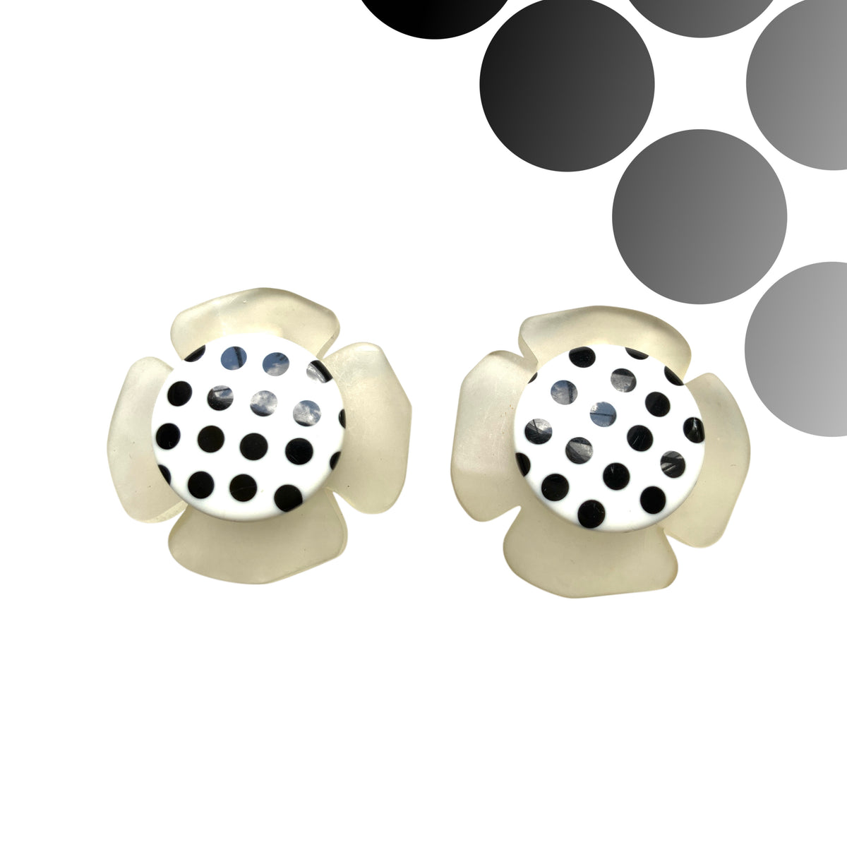 1980s vintage polka dot flower clip-on earrings. 1980年代の水玉模様のお花のヴィンテージクリップイヤリング。