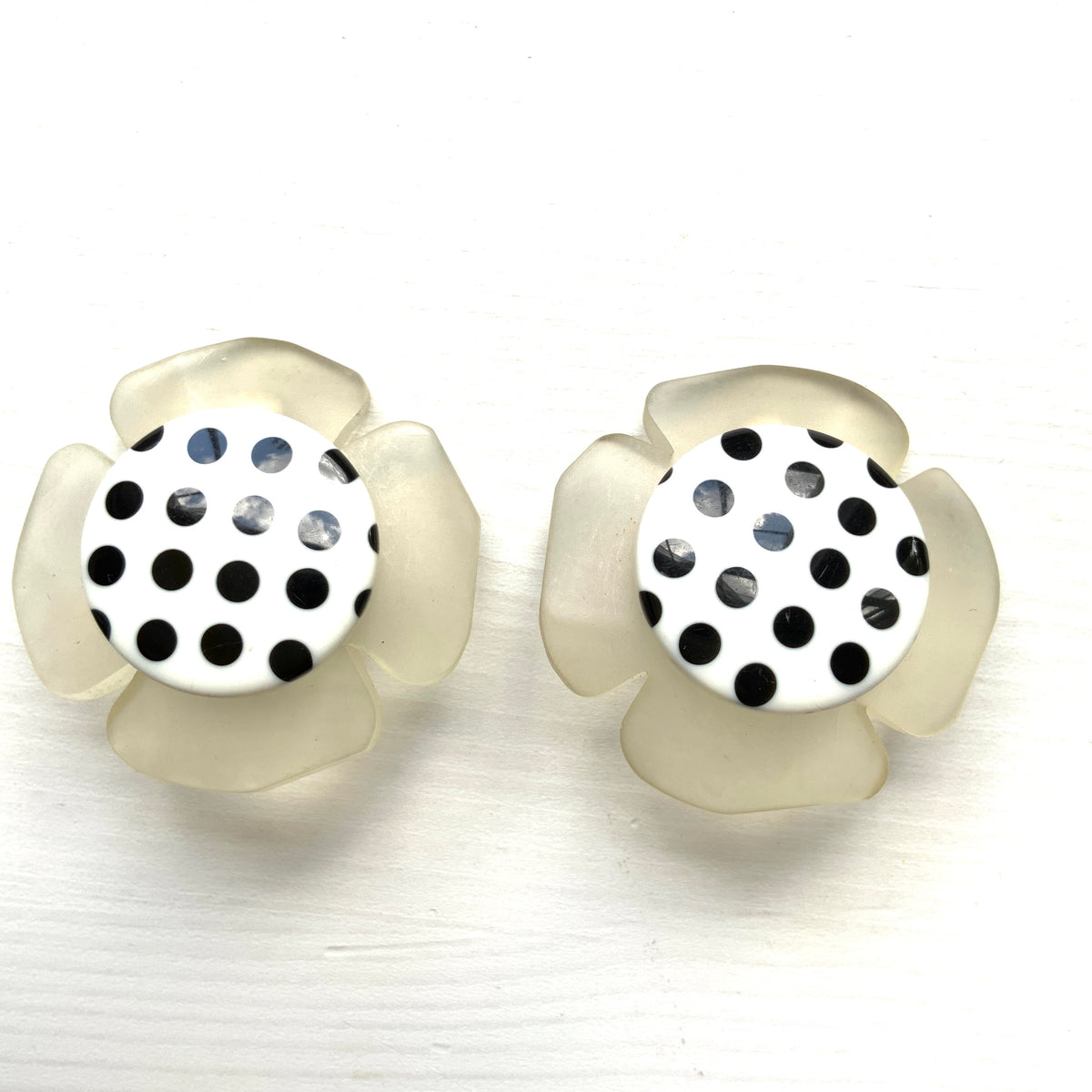 1980s vintage polka dot flower clip-on earrings. 1980年代の水玉模様のお花のヴィンテージクリップイヤリング。