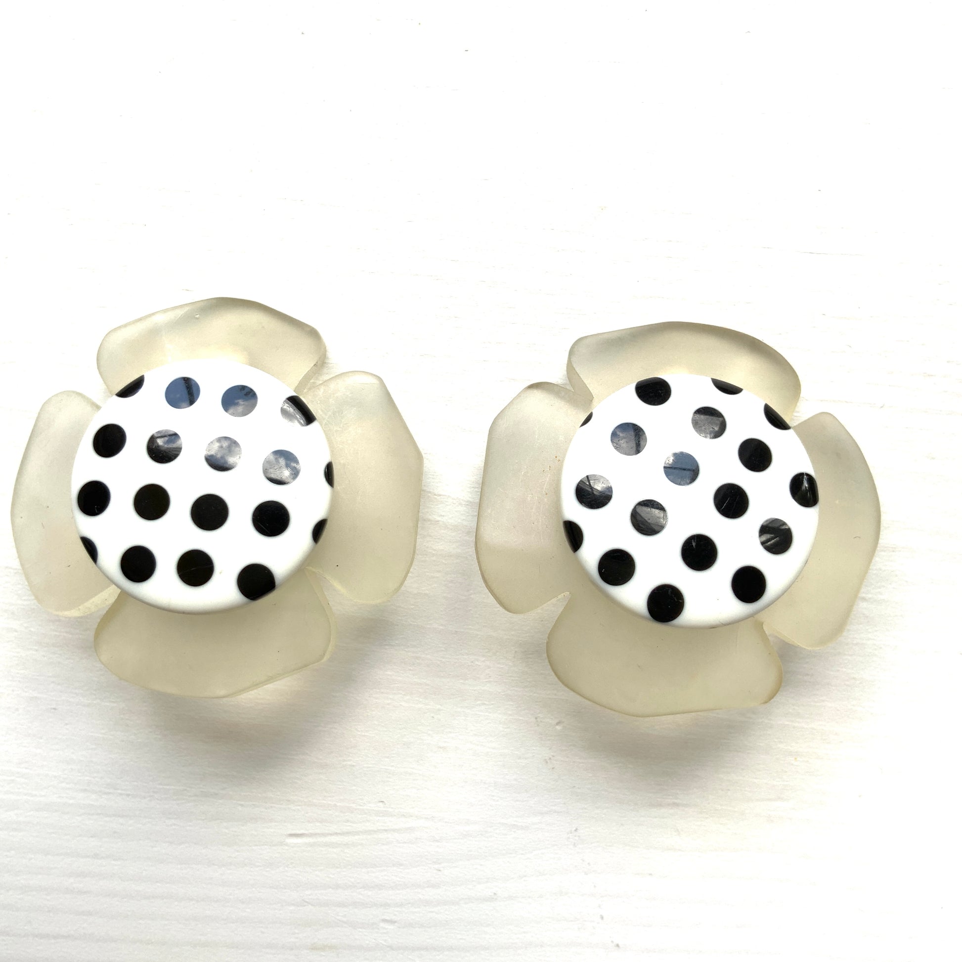 1980s vintage polka dot flower clip-on earrings. 1980年代の水玉模様のお花のヴィンテージクリップイヤリング。