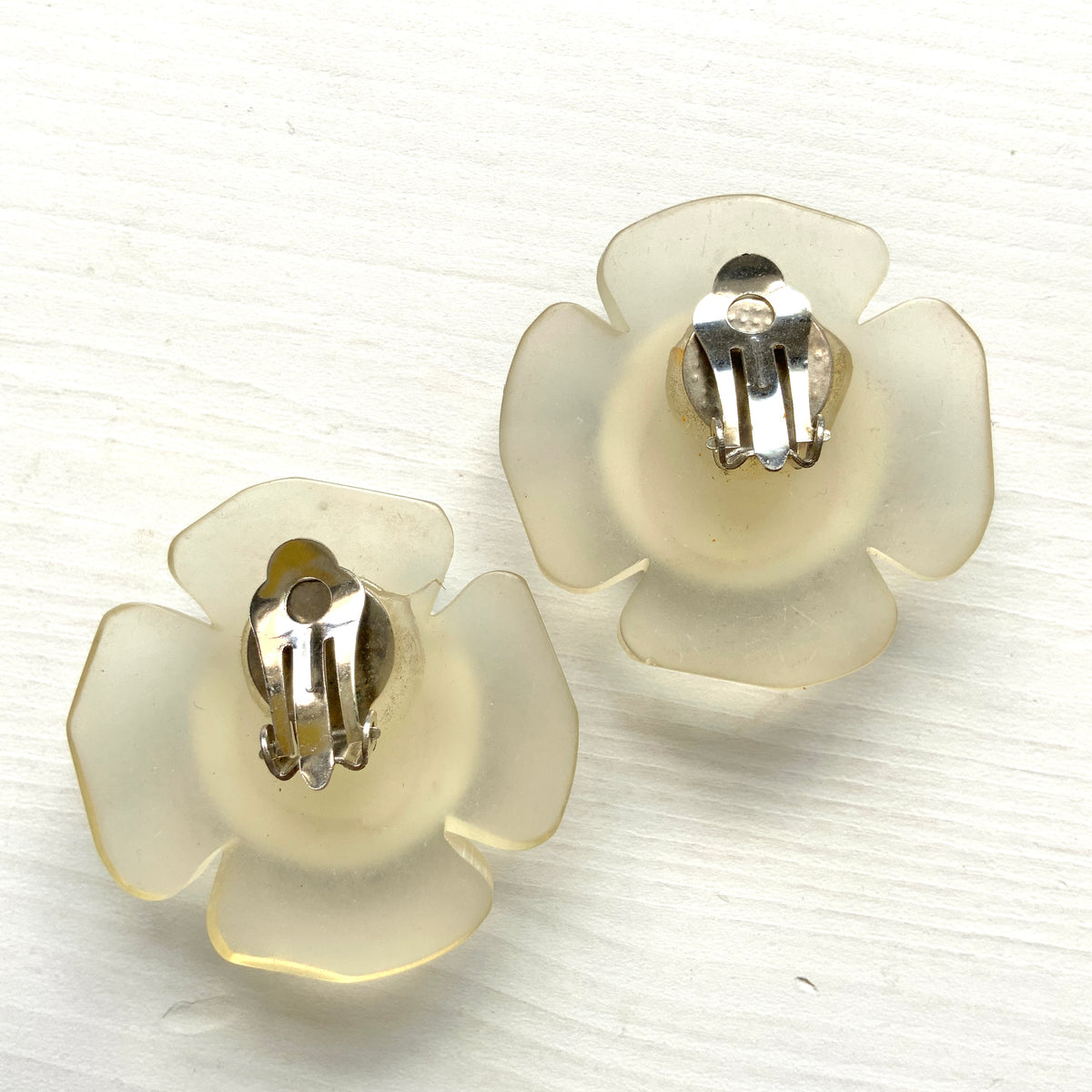 1980s vintage polka dot flower clip-on earrings. 1980年代の水玉模様のお花のヴィンテージクリップイヤリング。