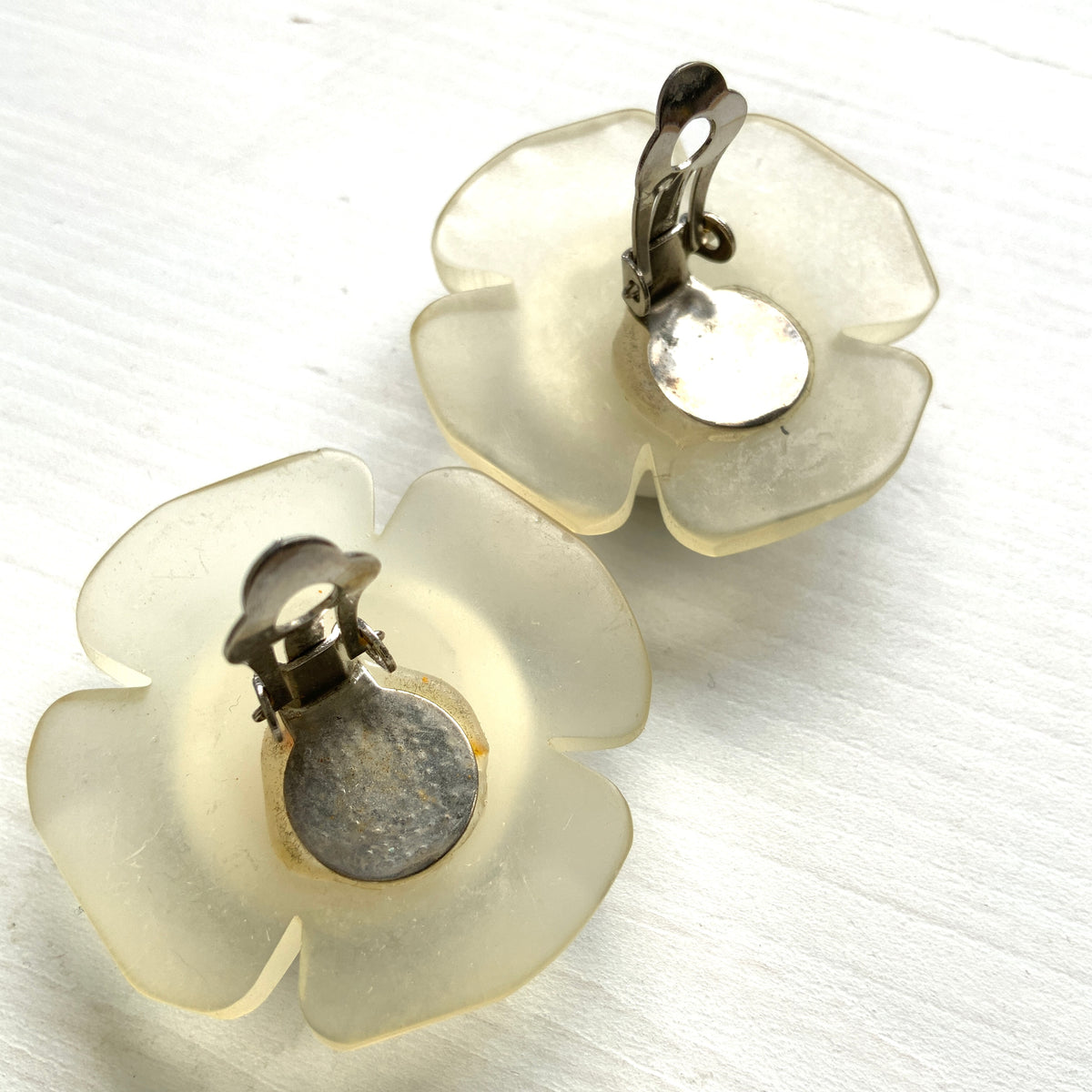 1980s vintage polka dot flower clip-on earrings. 1980年代の水玉模様のお花のヴィンテージクリップイヤリング。