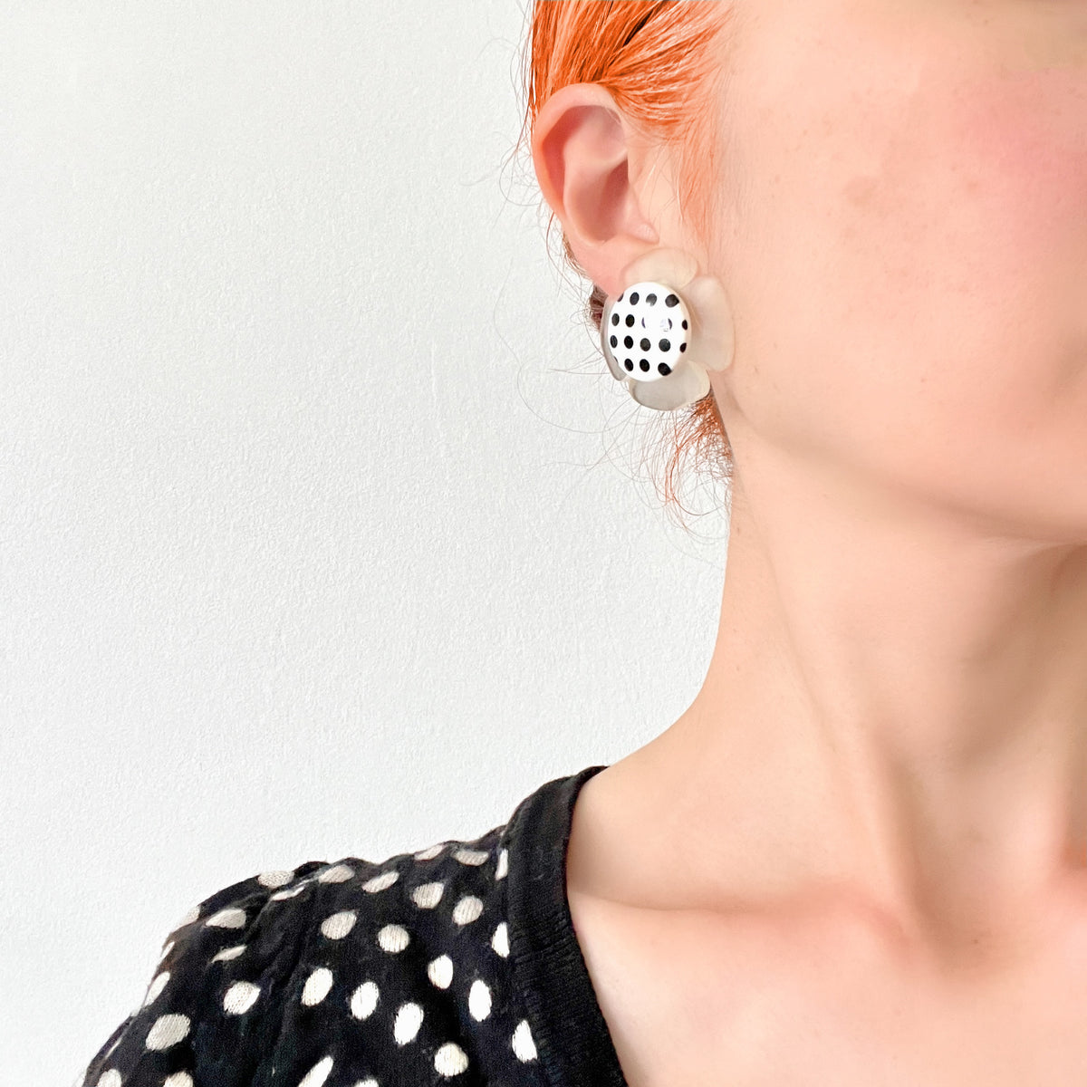 1980s vintage polka dot flower clip-on earrings. 1980年代の水玉模様のお花のヴィンテージクリップイヤリング。