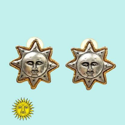 A charming pair of JJ sun earrings featuring a gentle smiling face.  穏やかな微笑みをたたえた、JJの太陽ピアス。 