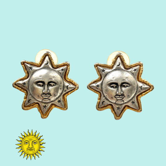A charming pair of JJ sun earrings featuring a gentle smiling face.  穏やかな微笑みをたたえた、JJの太陽ピアス。 