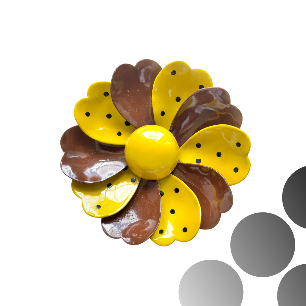 A 1960s vintage polka dot enamel flower brooch. 1960年代の水玉模様のヴィンテージエナメルフラワーブローチ。