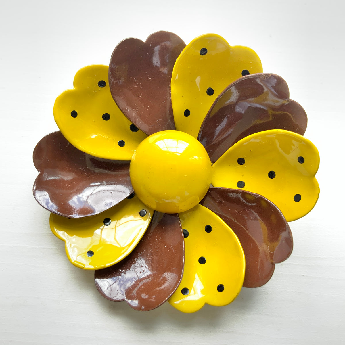 A 1960s vintage polka dot enamel flower brooch. 1960年代の水玉模様のヴィンテージエナメルフラワーブローチ。