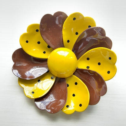 A 1960s vintage polka dot enamel flower brooch. 1960年代の水玉模様のヴィンテージエナメルフラワーブローチ。
