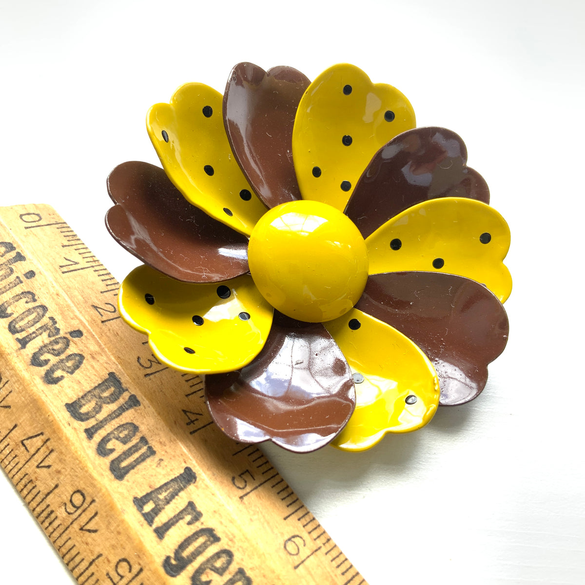 A 1960s vintage polka dot enamel flower brooch. 1960年代の水玉模様のヴィンテージエナメルフラワーブローチ。