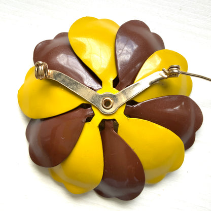 A 1960s vintage polka dot enamel flower brooch. 1960年代の水玉模様のヴィンテージエナメルフラワーブローチ。