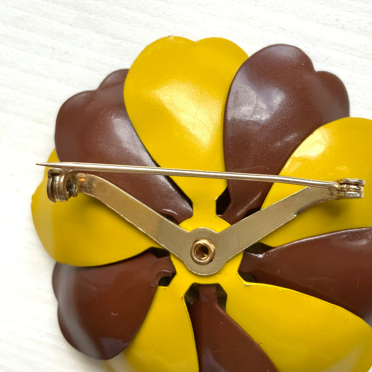 A 1960s vintage polka dot enamel flower brooch. 1960年代の水玉模様のヴィンテージエナメルフラワーブローチ。