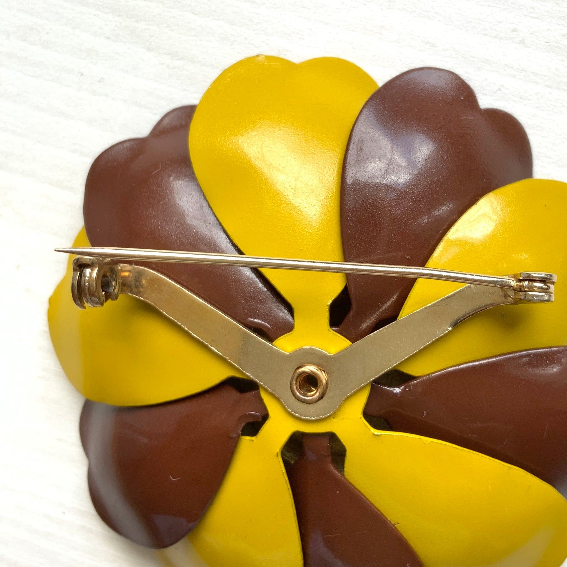 A 1960s vintage polka dot enamel flower brooch. 1960年代の水玉模様のヴィンテージエナメルフラワーブローチ。