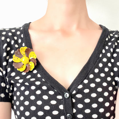 A 1960s vintage polka dot enamel flower brooch. 1960年代の水玉模様のヴィンテージエナメルフラワーブローチ。
