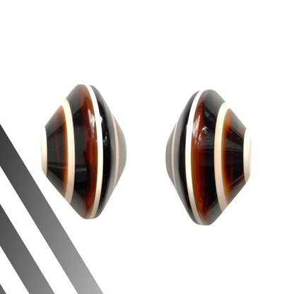 Circa 1970s vintage striped clip-on earrings. 1970年代頃のストライプ模様のヴィンテージクリップイヤリング。 