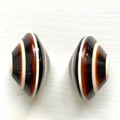Circa 1970s vintage striped clip-on earrings. 1970年代頃のストライプ模様のヴィンテージクリップイヤリング。 