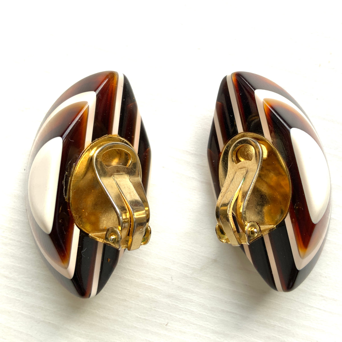 Circa 1970s vintage striped clip-on earrings. 1970年代頃のストライプ模様のヴィンテージクリップイヤリング。 