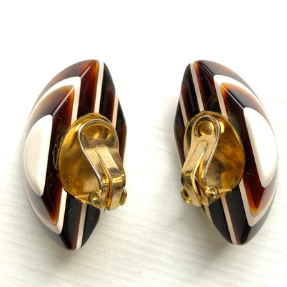 Circa 1970s vintage striped clip-on earrings. 1970年代頃のストライプ模様のヴィンテージクリップイヤリング。 