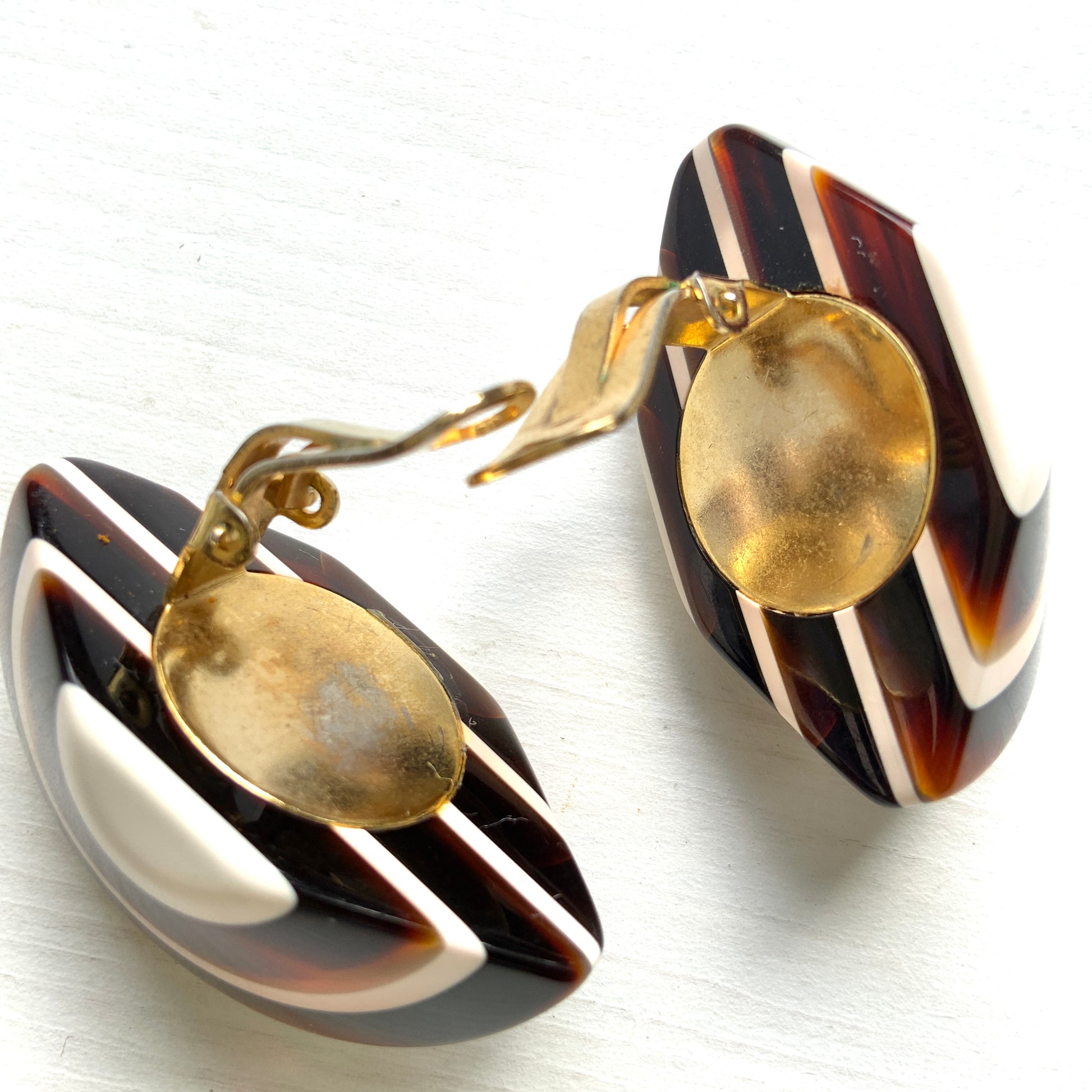 Circa 1970s vintage striped clip-on earrings. 1970年代頃のストライプ模様のヴィンテージクリップイヤリング。 