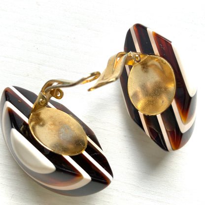 Circa 1970s vintage striped clip-on earrings. 1970年代頃のストライプ模様のヴィンテージクリップイヤリング。 