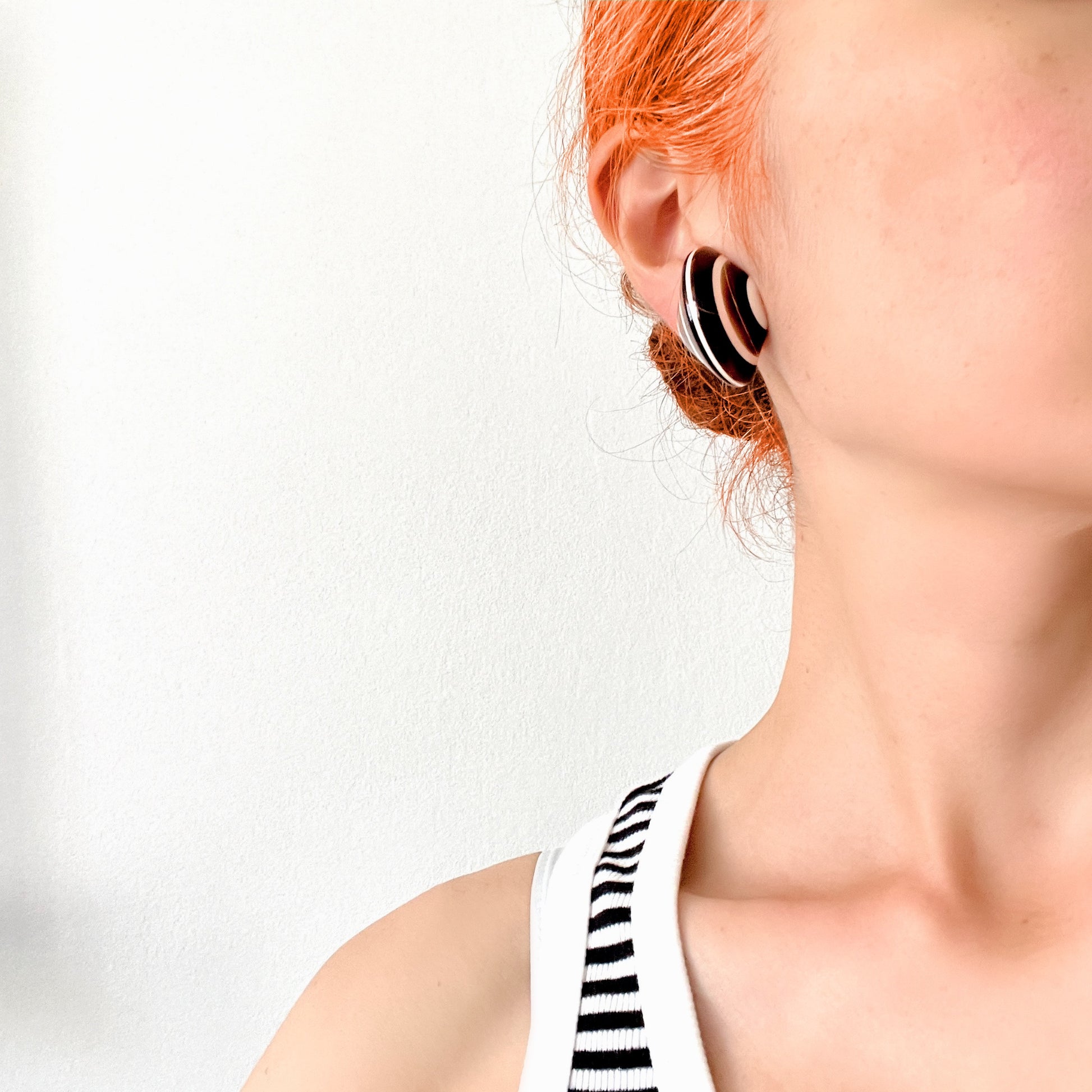 Circa 1970s vintage striped clip-on earrings. 1970年代頃のストライプ模様のヴィンテージクリップイヤリング。 