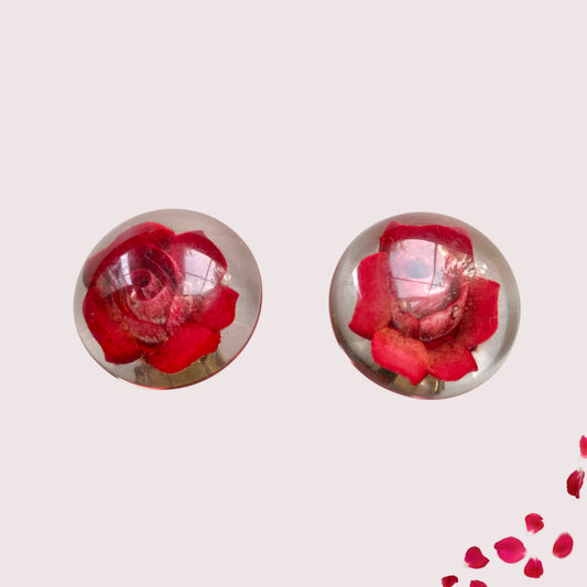 A beautiful pair of 1950s clip-on earrings featuring vivid red roses reverse carved into clear Lucite.  1950年代の赤いバラのインタリオのヴィンテージクリップイヤリング。