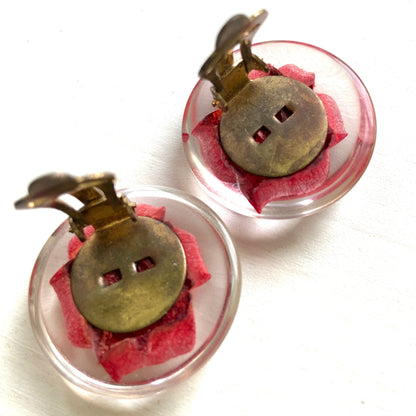 A beautiful pair of 1950s clip-on earrings featuring vivid red roses reverse carved into clear Lucite.  1950年代の赤いバラのインタリオのヴィンテージクリップイヤリング。