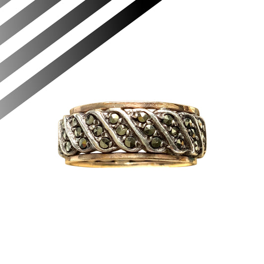 A mid-20th century vintage silver ring set with marcasite. マーカサイトが散りばめられた、20世紀中頃のヴィンテージのシルバーリング。