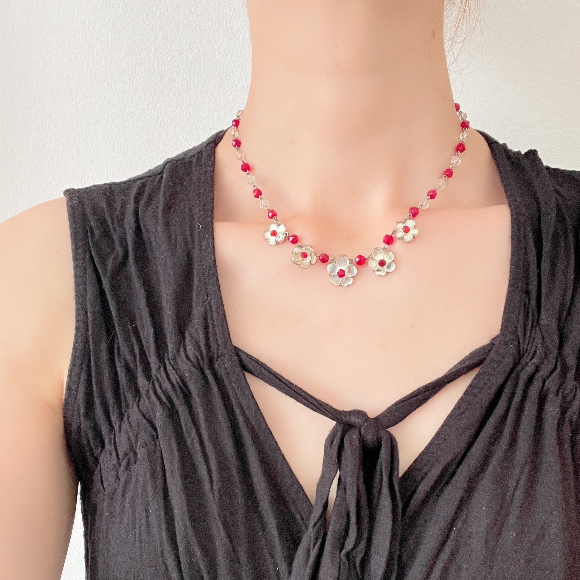 1930s Vauxhall Glass Flower Necklace with Red & Clear Glass Beads. 1930年代のお花のヴォクソールガラスのヴィンテージネックレス。