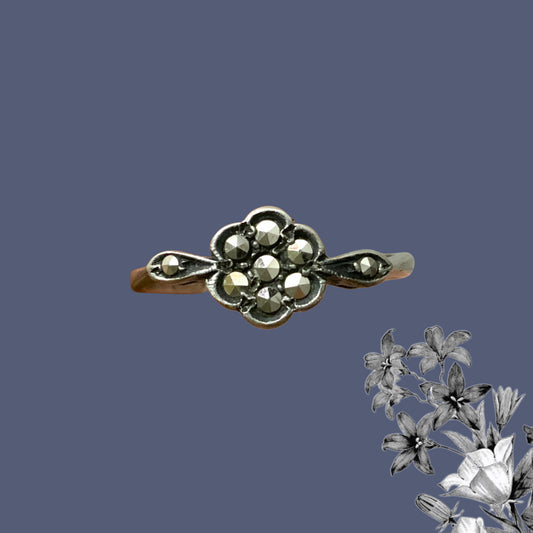  A vintage silver ring featuring a delicate little flower embellished with marcasite. マーカサイトをあしらった、小さなお花のヴィンテージシルバーリング。 
